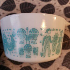 Pyrex 1qt. Lidded dish blue rooster pattern